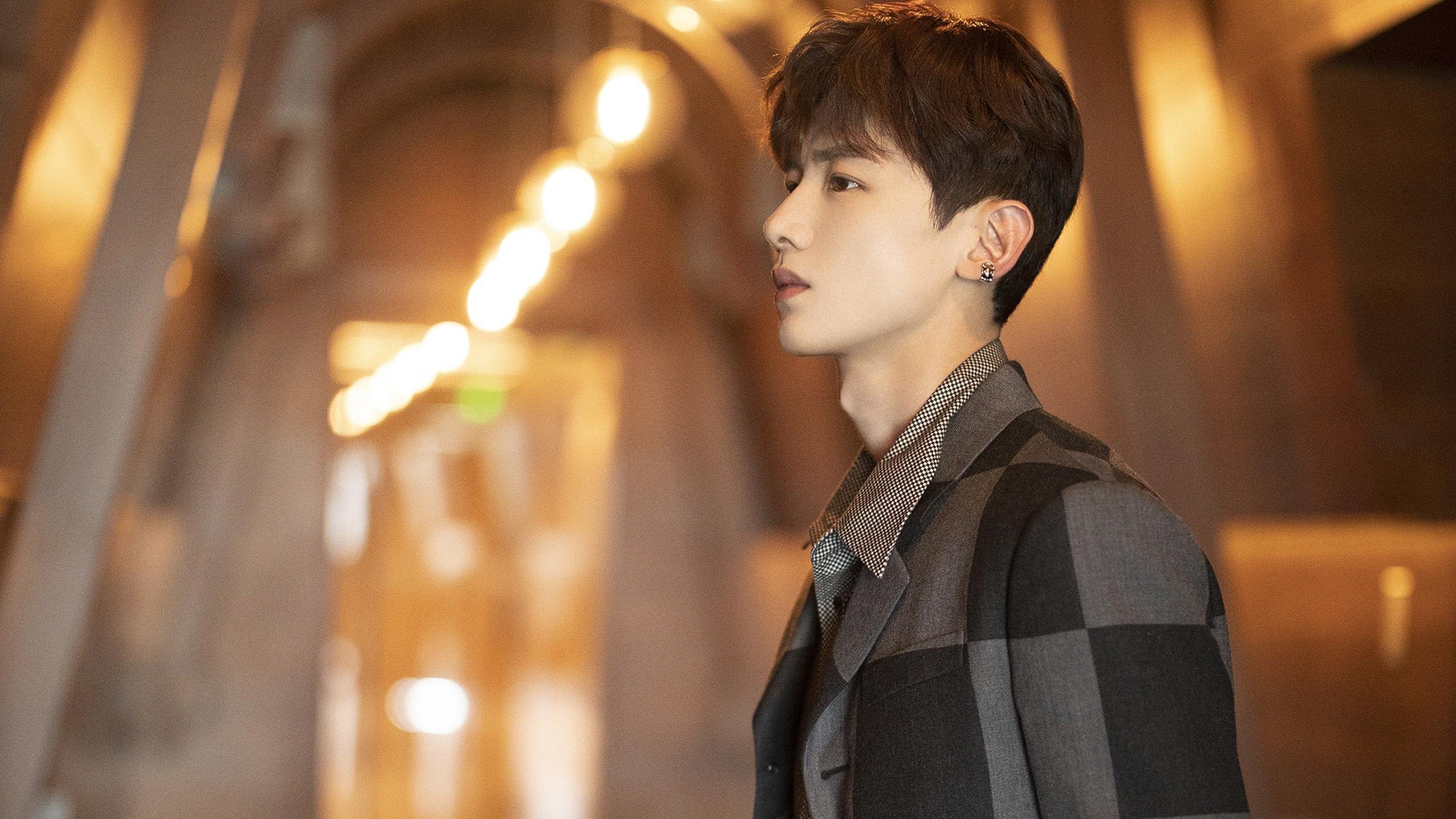 F1街道赛之夜,库尔图瓦在失重中扛起全队