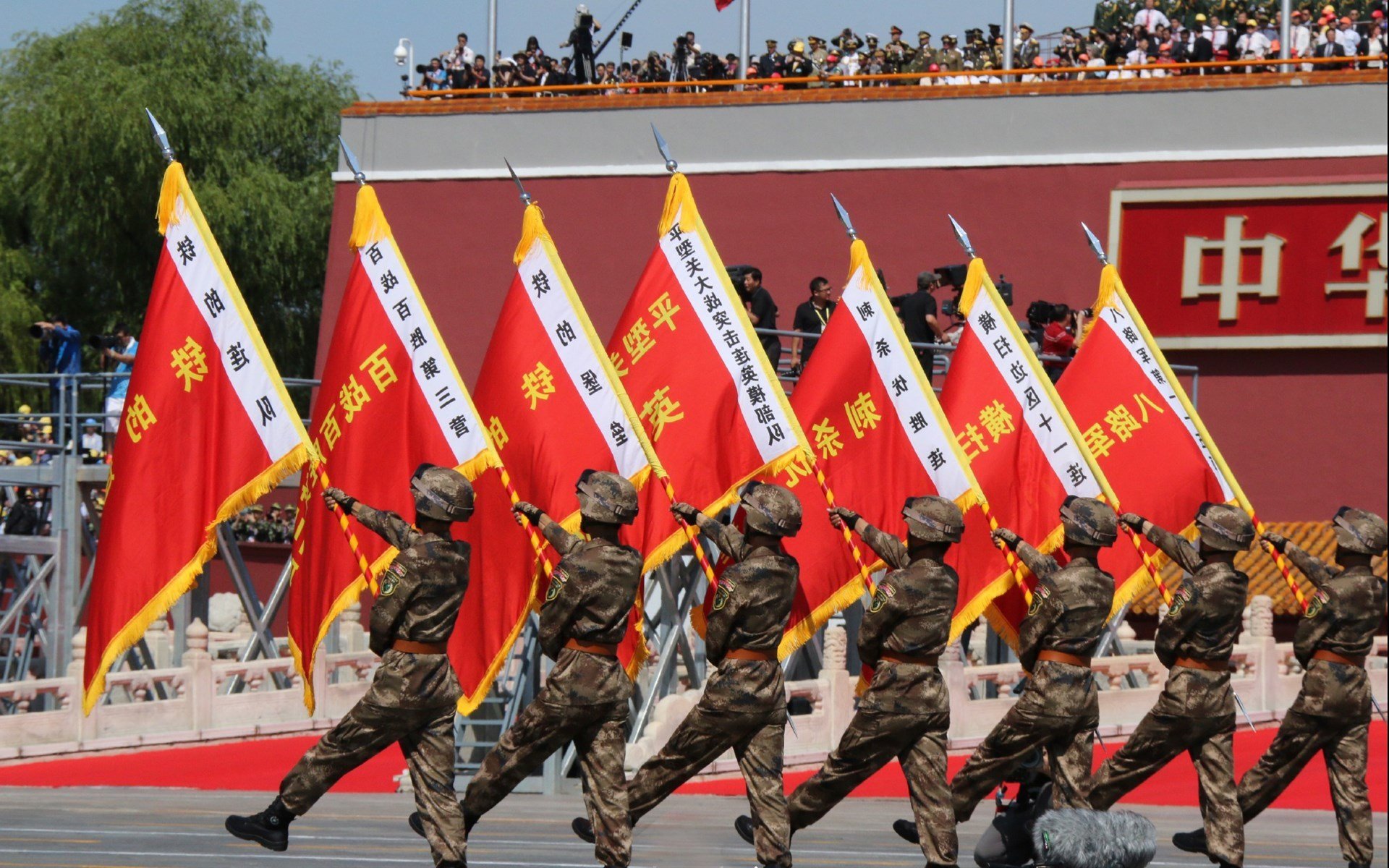 跨越时空的绿茵对话，南非鏖战与西甲王者的交响