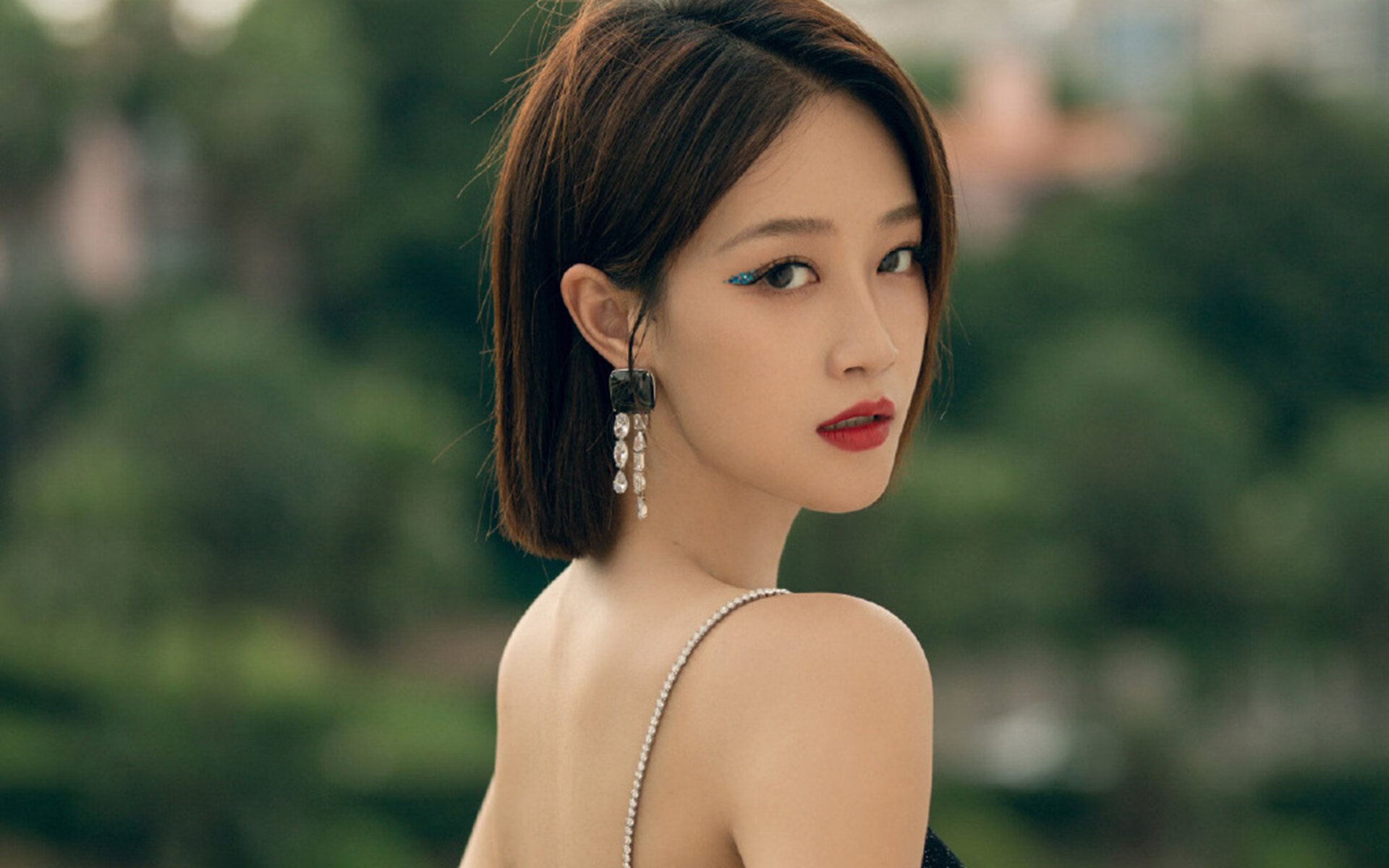 当绝杀球划过老特拉福德的夜空，NBA季后赛硝烟中的绿茵启示录